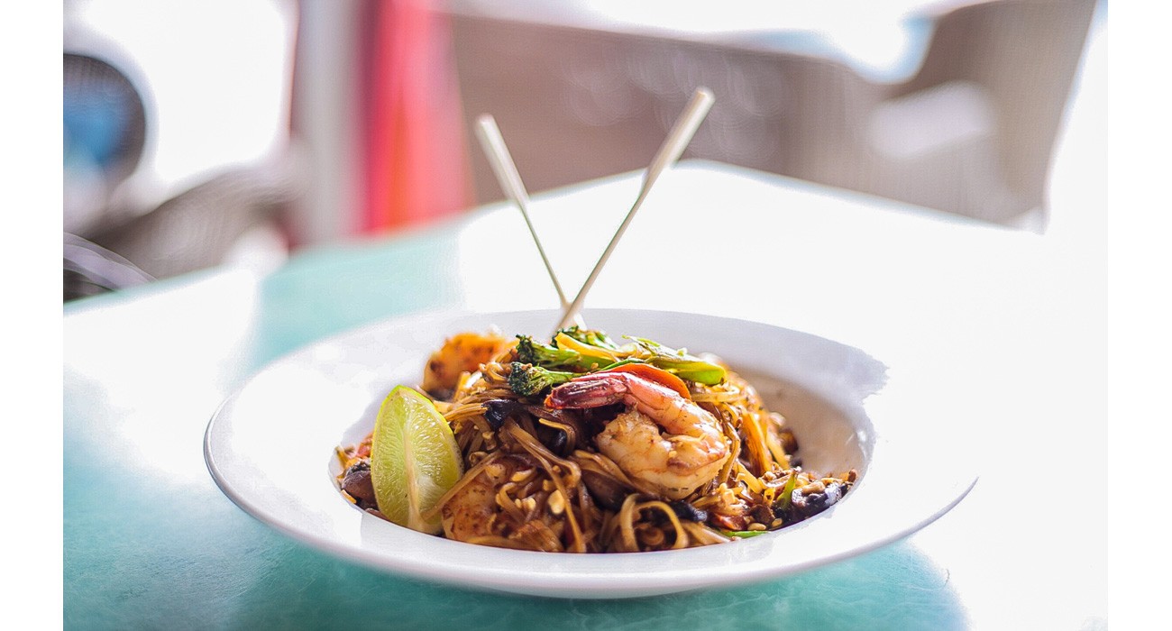 bowl of shrimp pad thai